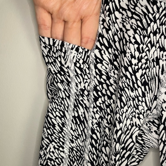 Athleta Ultimate Stash II Textured 7/8 Tight - Picture 8 of 13